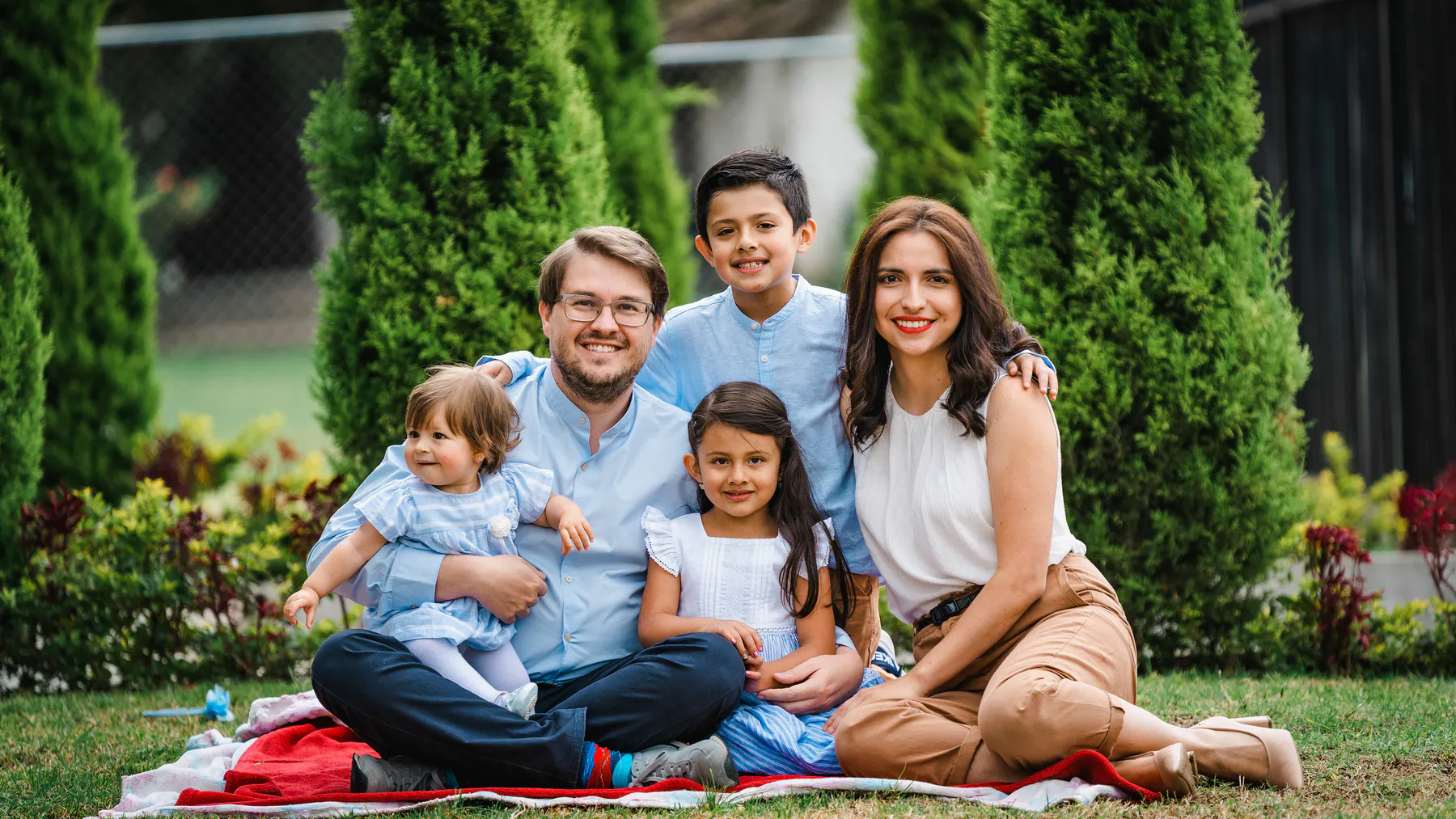 Portada de Family Portraits — Mauricio Fabara